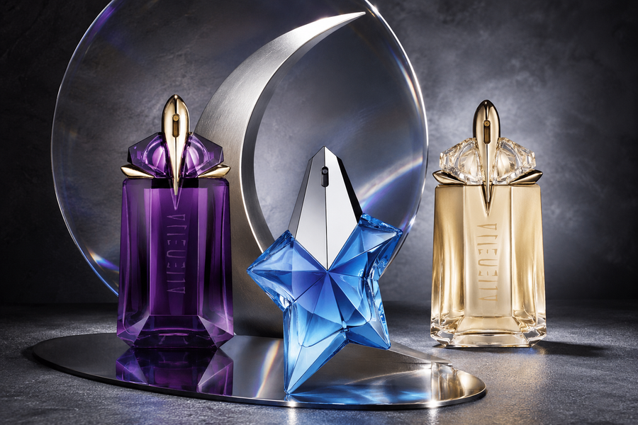 Mugler Alien, Angel und Alien Goddess in einer futuristischen neutralen Editorial-Szene