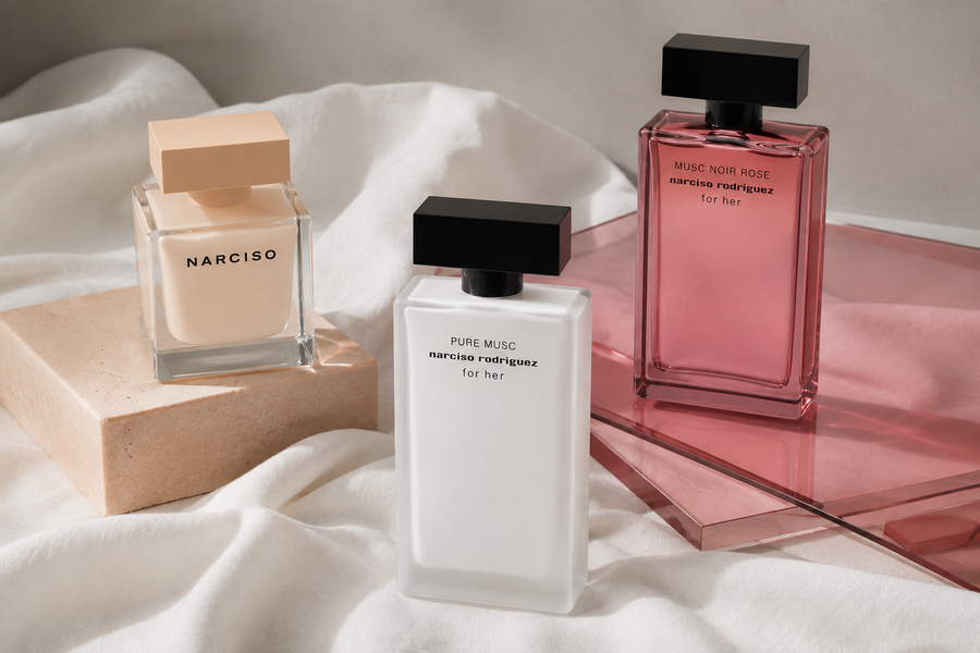 Narciso Rodriguez Pure Musc, Musc Noir Rose und Poudrée in einer minimalistischen textilen Editorial-Szene